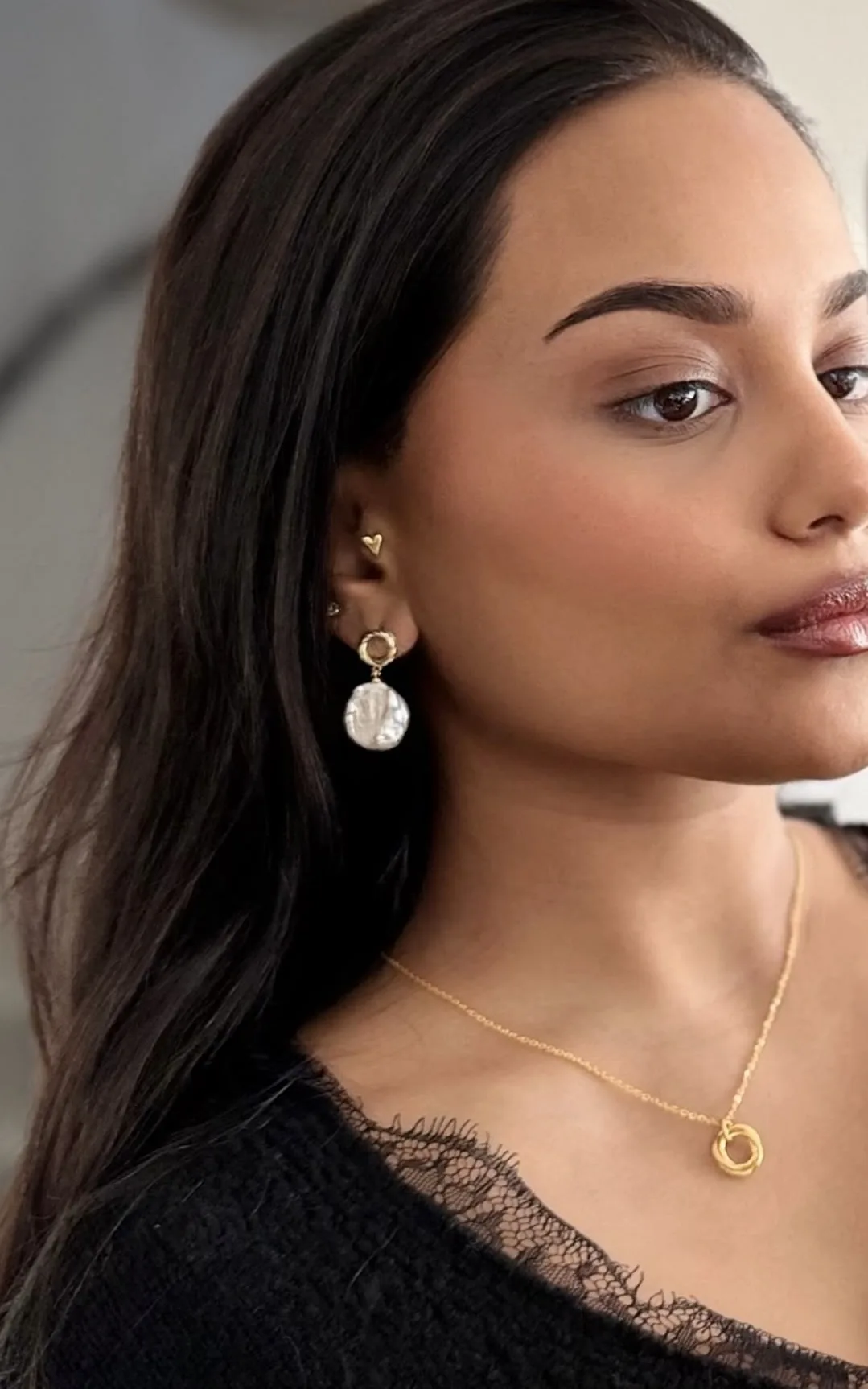 Model draagt de Entwined Necklace, met de verstrengelde hanger op het sleutelbeen