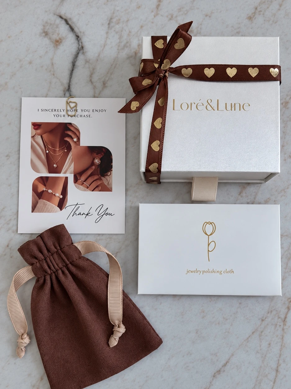 Loré & Lune bestelling cadeauklaar ingepakt: geschenkdoosje met lint, pouch, poetsdoekje en bedankkaart in een verzenddoos